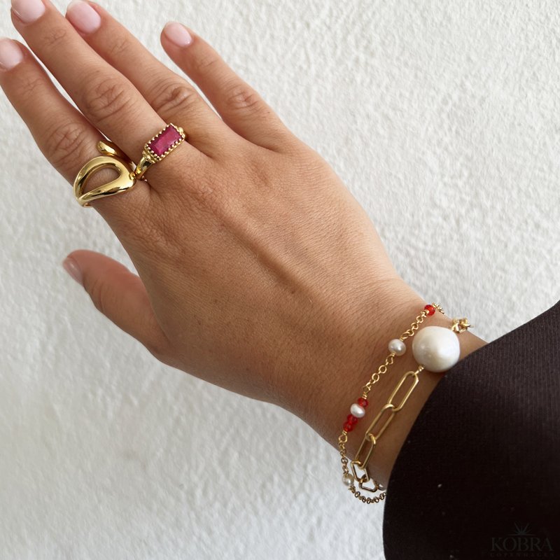 "Elina" guld armb�nd til studenten med r�de og hvide perler