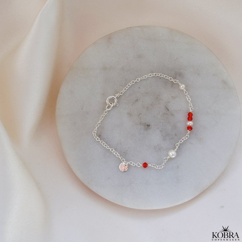 "Elina" slv armbnd til studenten med rde og hvide perler
