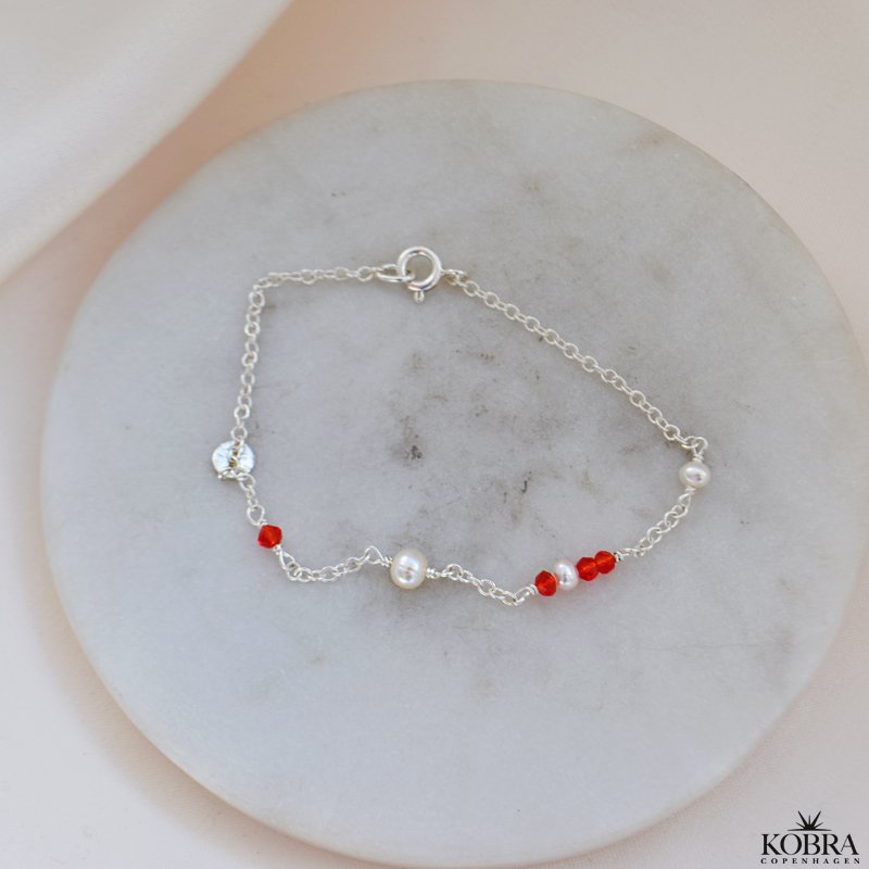 "Elina" slv armbnd til studenten med rde og hvide perler