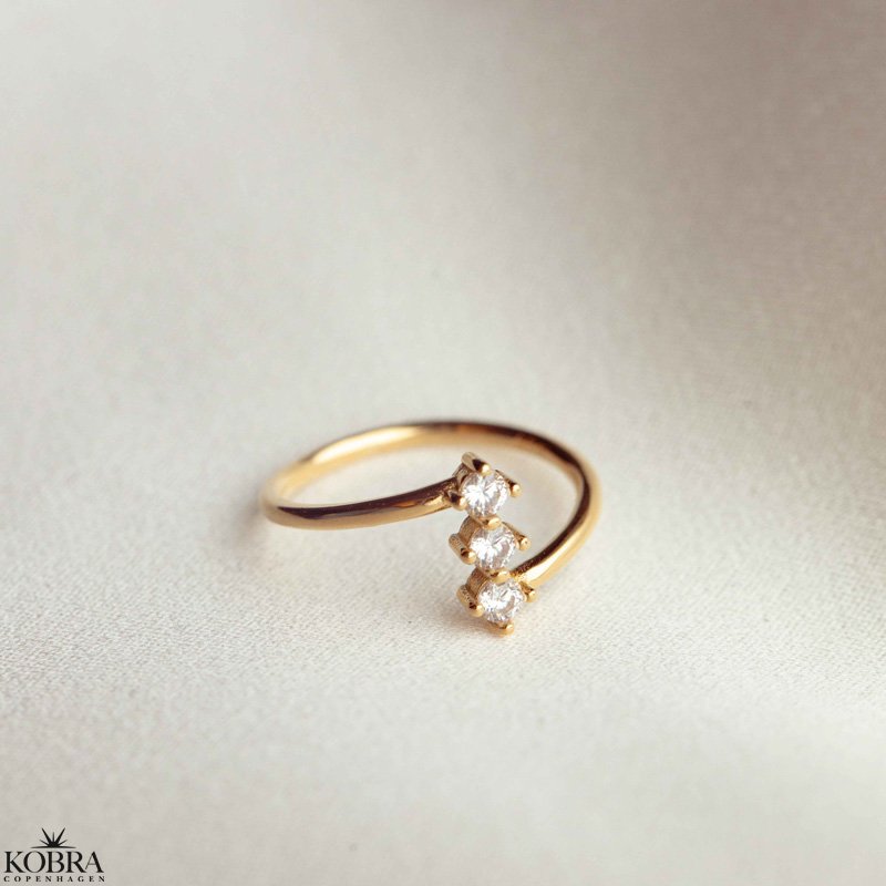  "Ellaine" beautiful unique gold ring with 3 stones