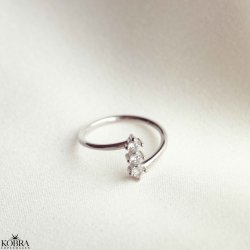 "Ellaine" smuk slv ring med 3 sten 