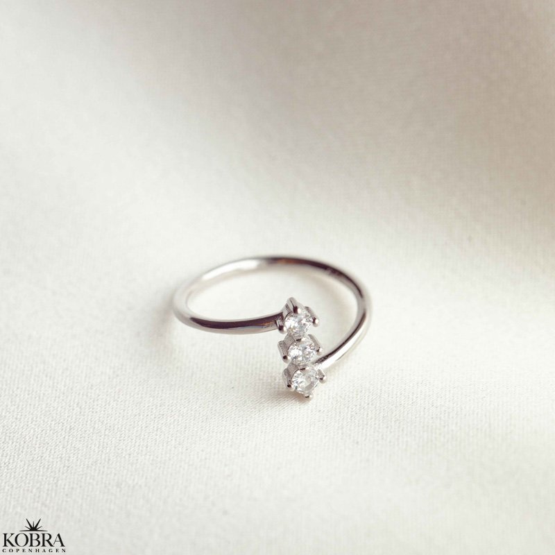 "Ellaine" smuk slv ring med 3 sten 