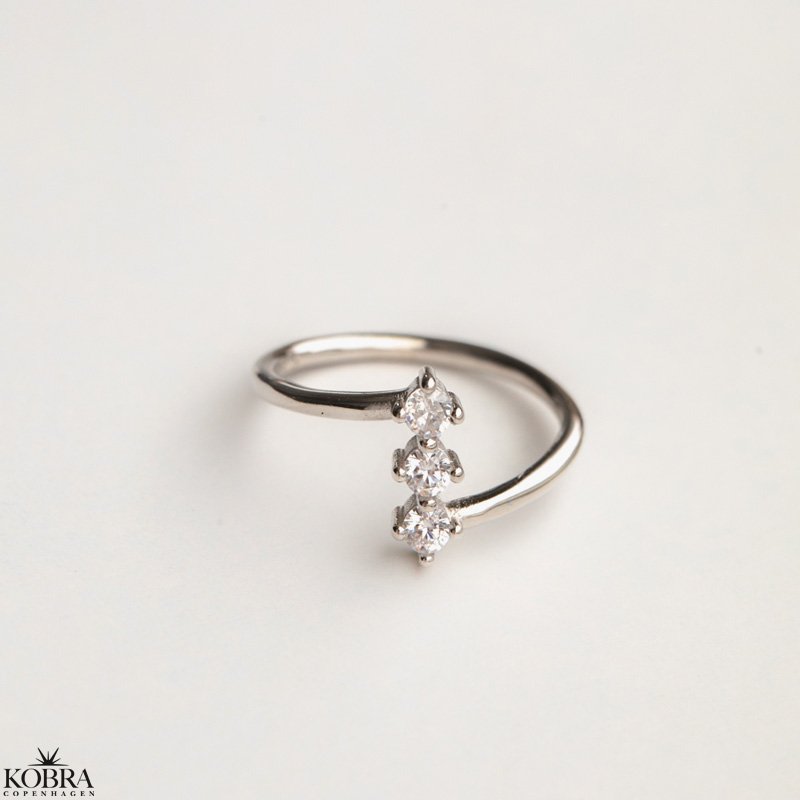 "Ellaine" smuk slv ring med 3 sten 