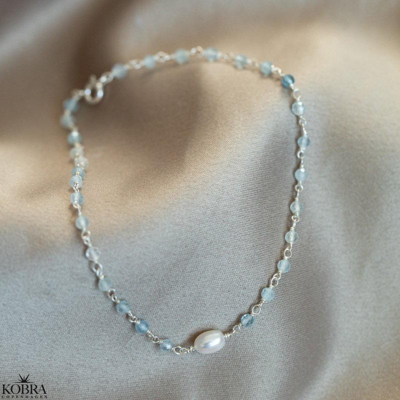 "Ellish" ankelkde i slv med bl aquamariner og perle