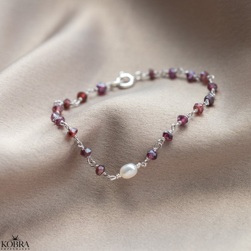 "Ellish" fint slvarmbnd med rde granater og perle 