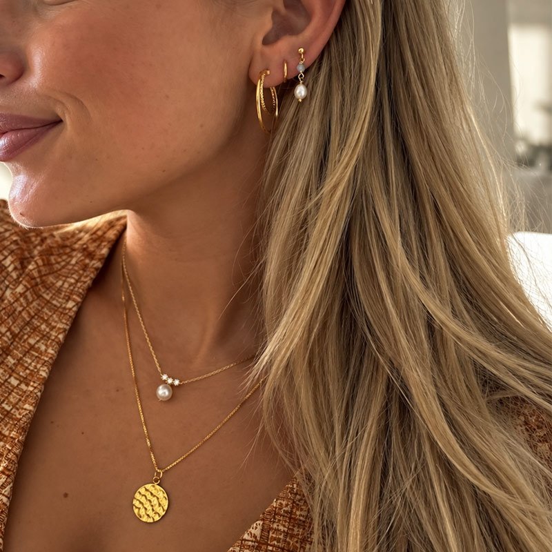 "Estella" p�rlhalsband med stenar i guld
