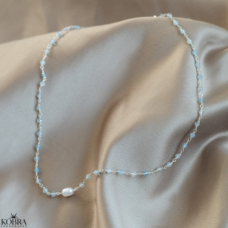 "Ellish" slv halskde med bl aquamariner og hvid ferskvandsperle