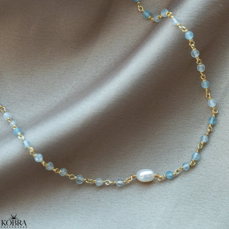 "Ellish" choker / halskde i guld med bl aquamariner og hvid ferskvandsperle