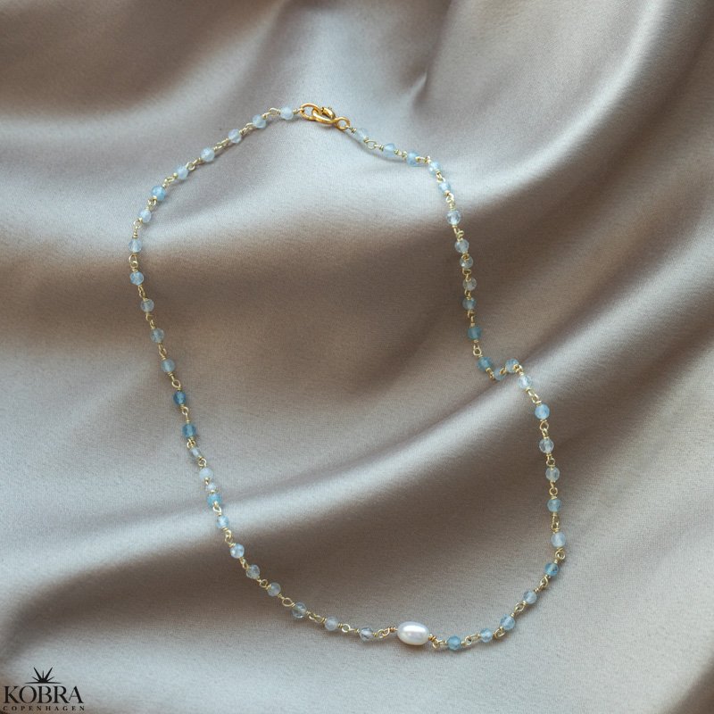"Ellish" choker / halskde i guld med bl aquamariner og hvid ferskvandsperle