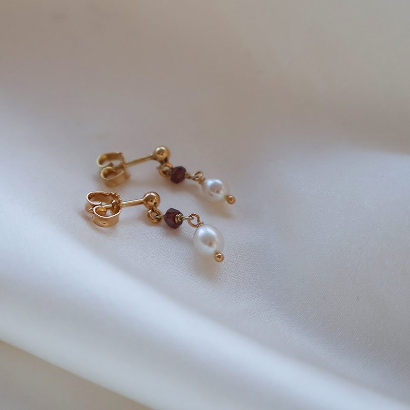 "Ellish" guld�rh�ngen med r�da granater och vit p�rla