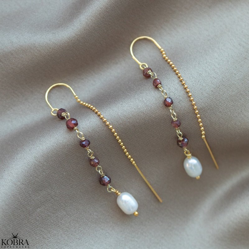 "Ellish"  guld retrde med rdlige granater samt hvid ferskvandsperle