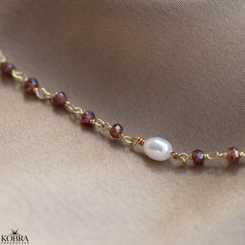 "Ellish" choker/halskde med rde granater og perle i guld