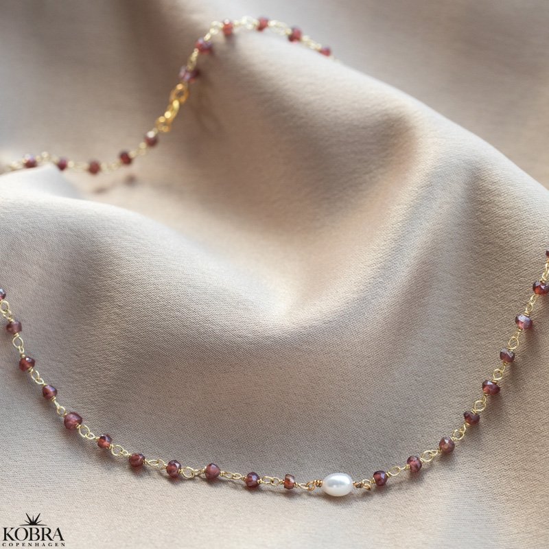 "Ellish" choker/halskde med rde granater og perle i guld