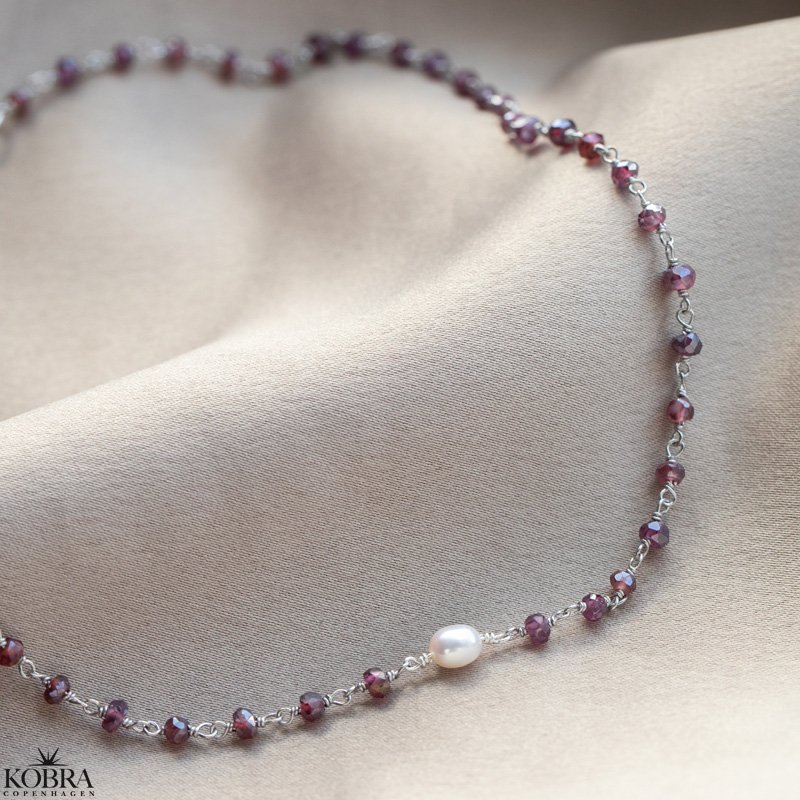 "Ellish" slv halskde med rde granater og ferskvandsperle