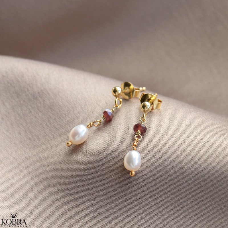 "Ellish" guld reringe med rde granater samt hvid perle
