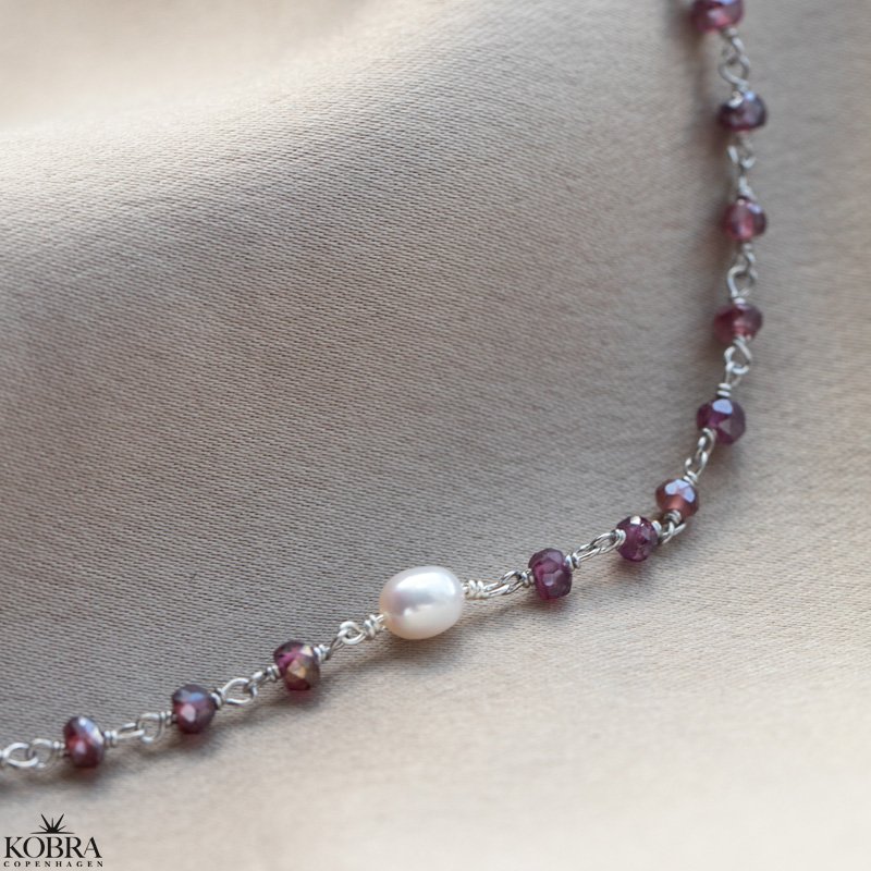"Ellish" slv halskde med rde granater og ferskvandsperle