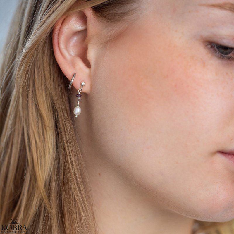 "Ellish" slv reringe med rde granater samt hvid perle