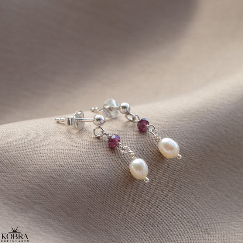 "Ellish" slv reringe med rde granater samt hvid perle