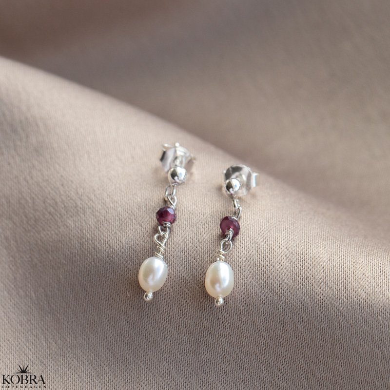 "Ellish" slv reringe med rde granater samt hvid perle