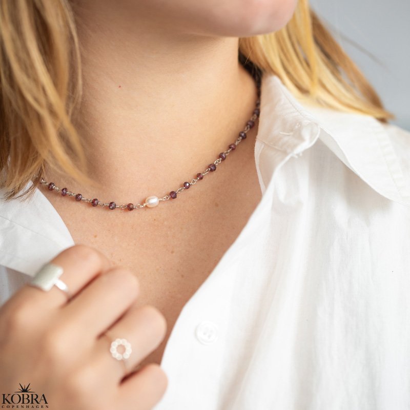 "Ellish" slv halskde med rde granater og ferskvandsperle
