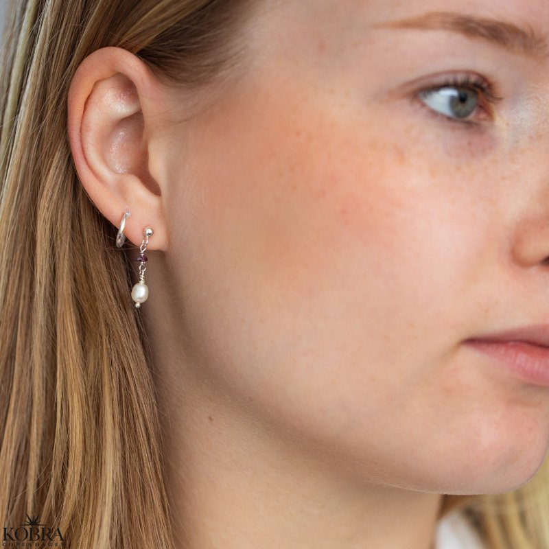 "Ellish" slv reringe med rde granater samt hvid perle