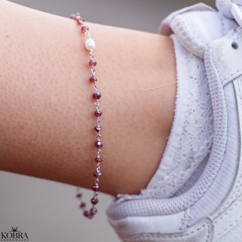 "Ellish" ankelkde i slv med rde granater og perle