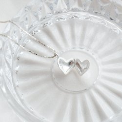 "Elske" hjerteformet medaljon halsk�de i s�lv