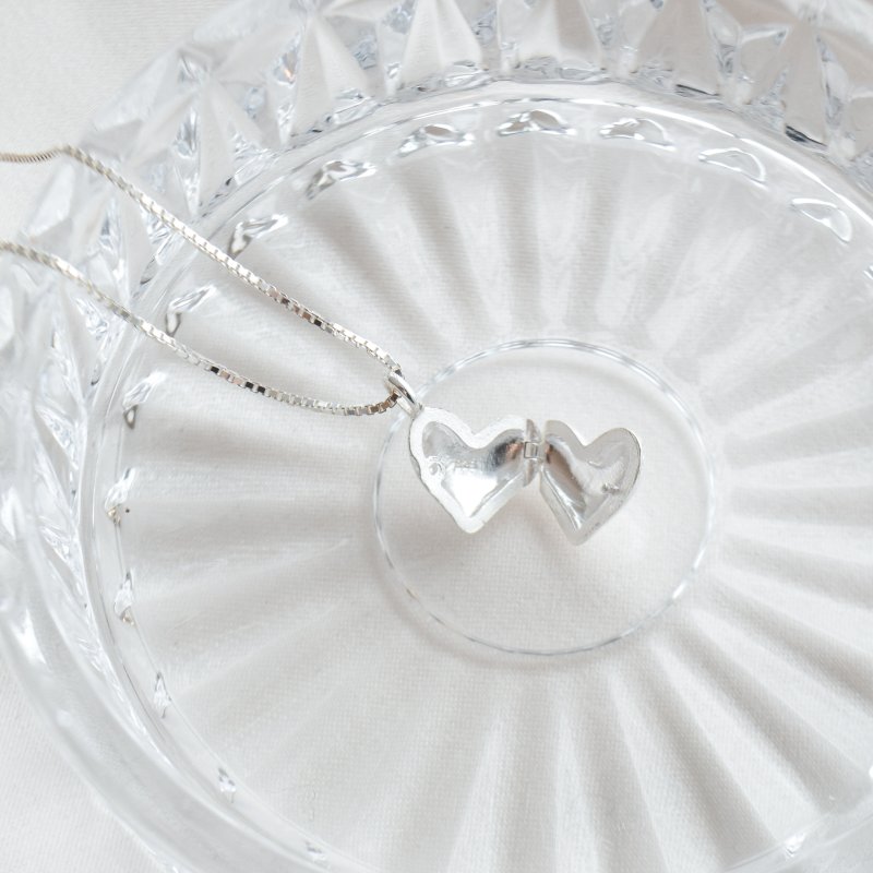 "Elske" hjerteformet medaljon halsk�de i s�lv