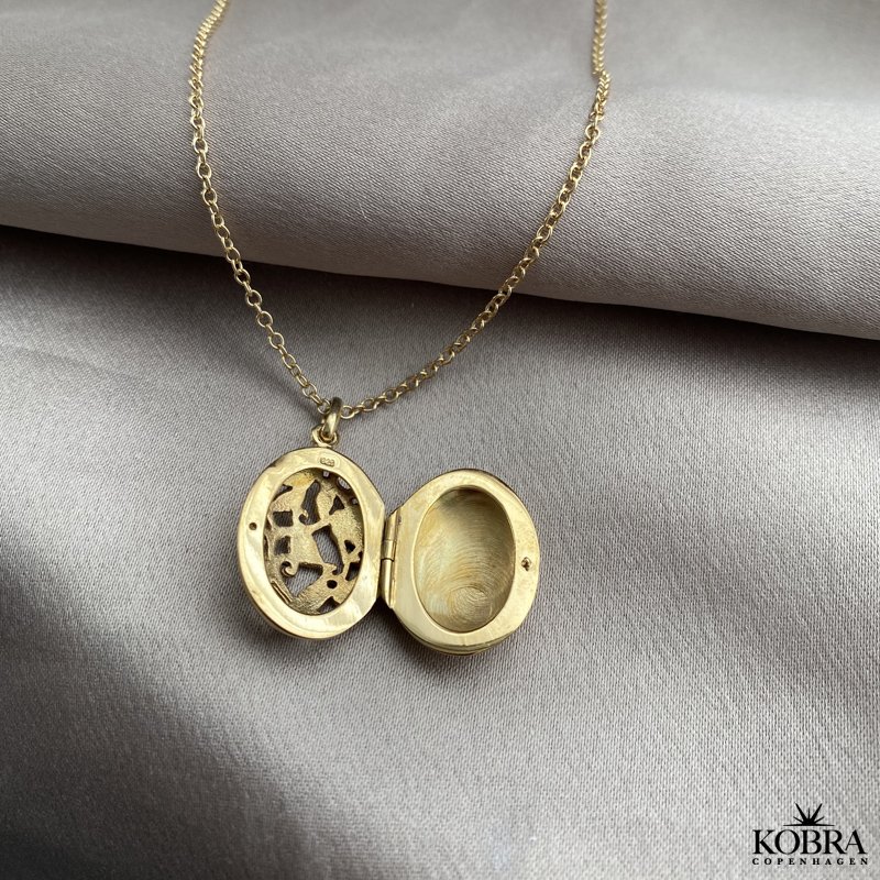 "Emily" oval guld medaljon, med personlig gravering