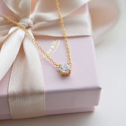 "Classy" solitaire halskjede � 18k forgylt