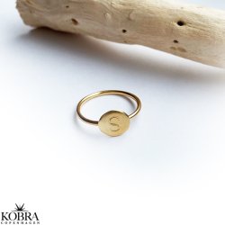 "Whisper" enkel guldring med dit bogstav