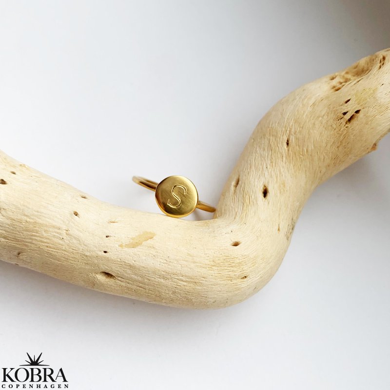 "Whisper" enkel guldring med dit bogstav