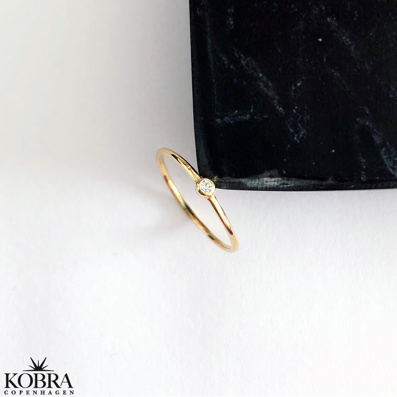 "Frida" enkel 18 karat forgyldt ring med hvid zirkonia