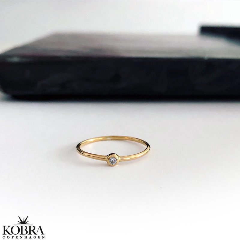 "Frida" enkel 18 karat forgyldt ring med hvid zirkonia
