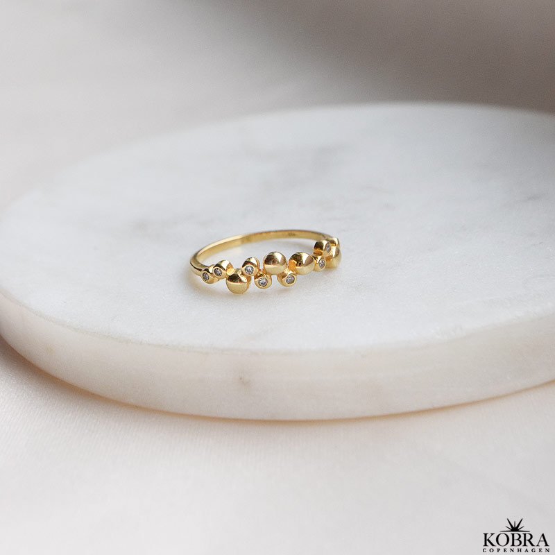 "Veronica" smuk guld ring med guldkugler og hvide sten