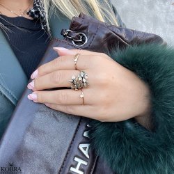 "Becca" enkel guld ring med lille hvid sten