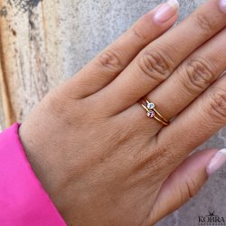 "Lucy" enkel guld ring med blgrn eller lilla sten