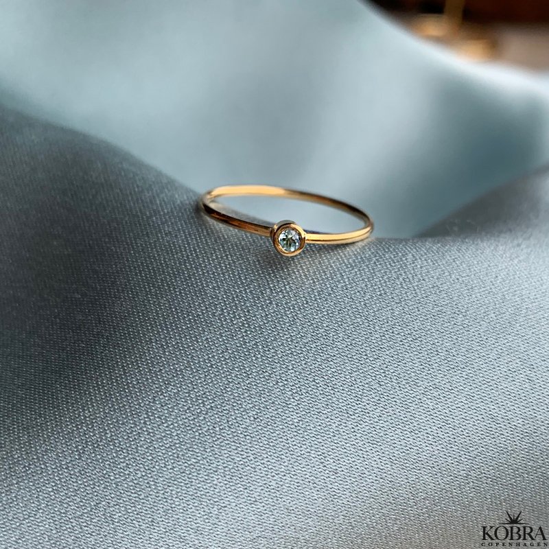 "Lucy" enkel guld ring med blgrn eller lilla sten