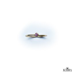 "Lucy" enkel guld ring med blgrn eller lilla sten