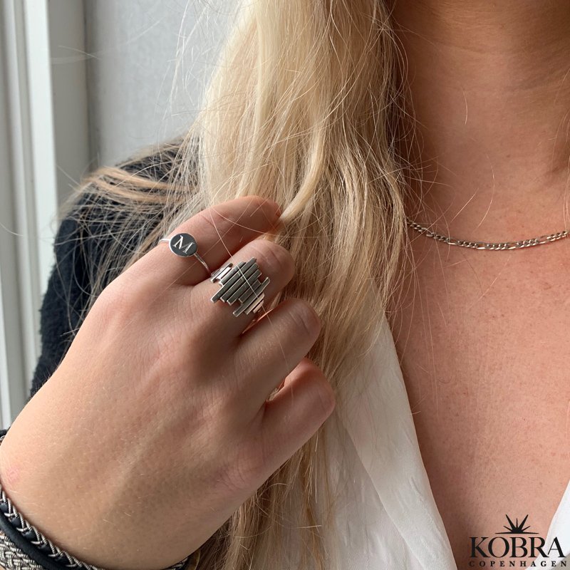 "Whisper" enkel guldring med dit bogstav