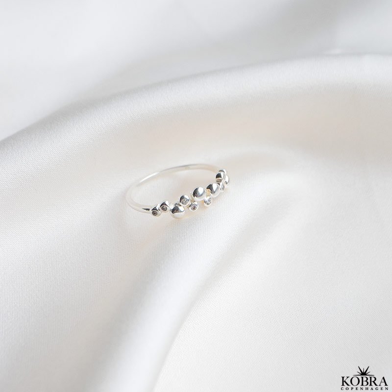 "Veronica" smuk slv ring med slvkugler og hvide sten