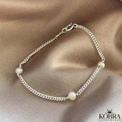 "Monroe" hndlavet slv armbnd med perler og lille graveret amulet