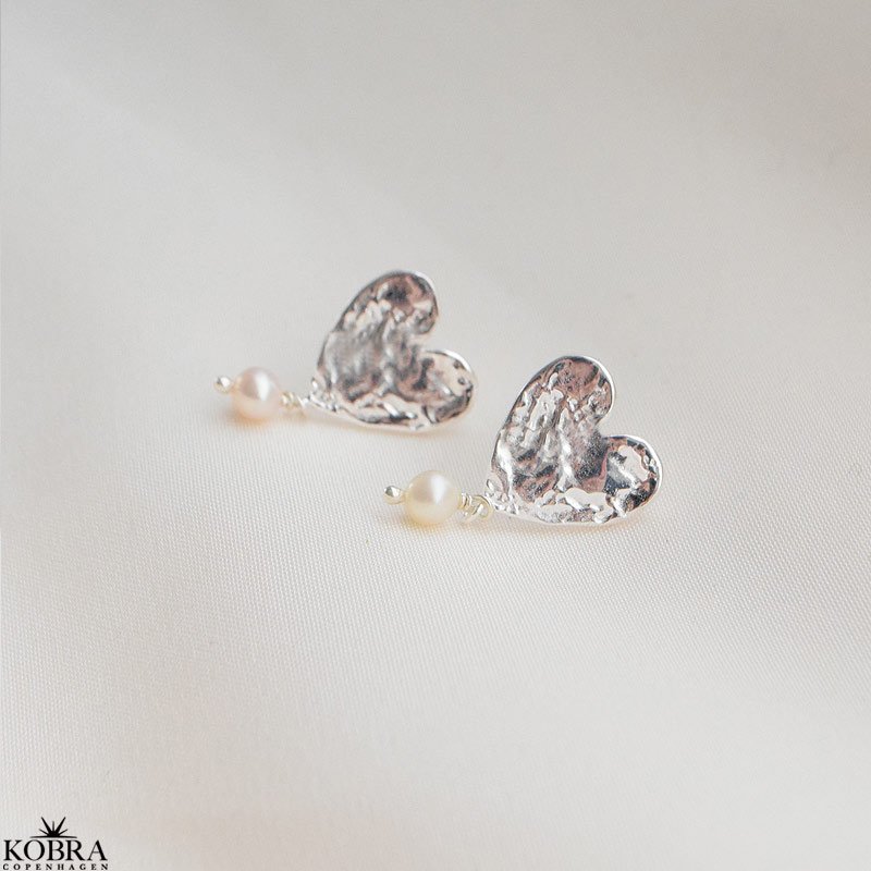 "Riannon" enkle hammerslet hjertereringe med perle i slv