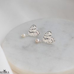 "Riannon" enkle hammerslet hjertereringe med perle i slv