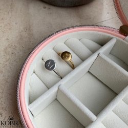 "Whisper" enkel guldring med dit bogstav