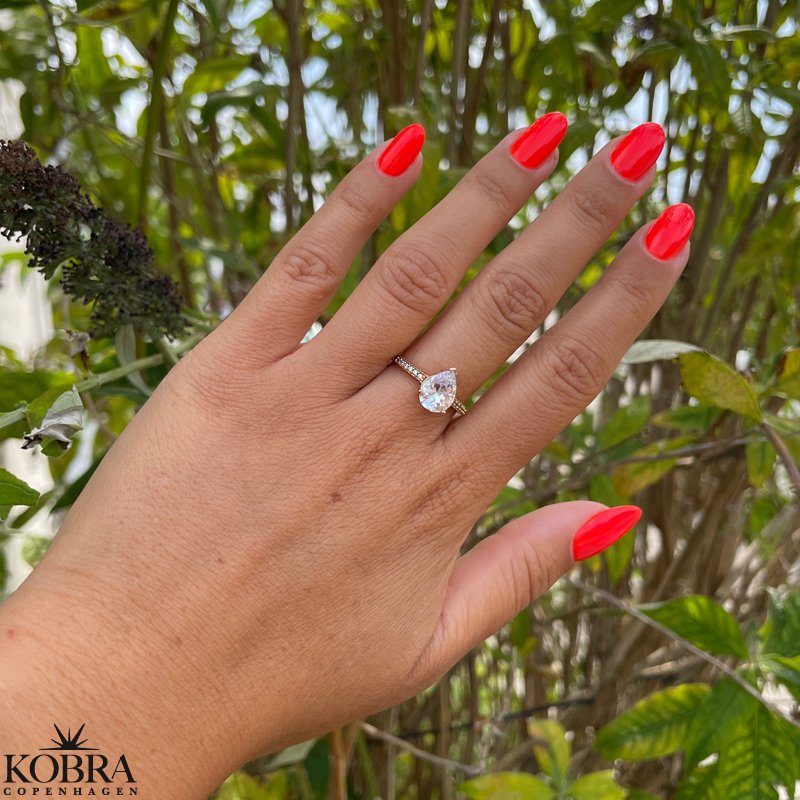 "Evelyn" gold ring with large teardrop-shaped stone