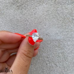 "Evelyn" gold ring with large teardrop-shaped stone