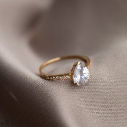 "Evelyn" gold ring with large teardrop-shaped stone