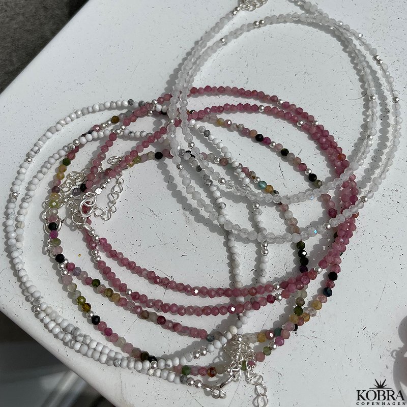 "Iceland" perlekjede med halvedelstener. Velg mellom Moonstone, Tourmaline, Howlite