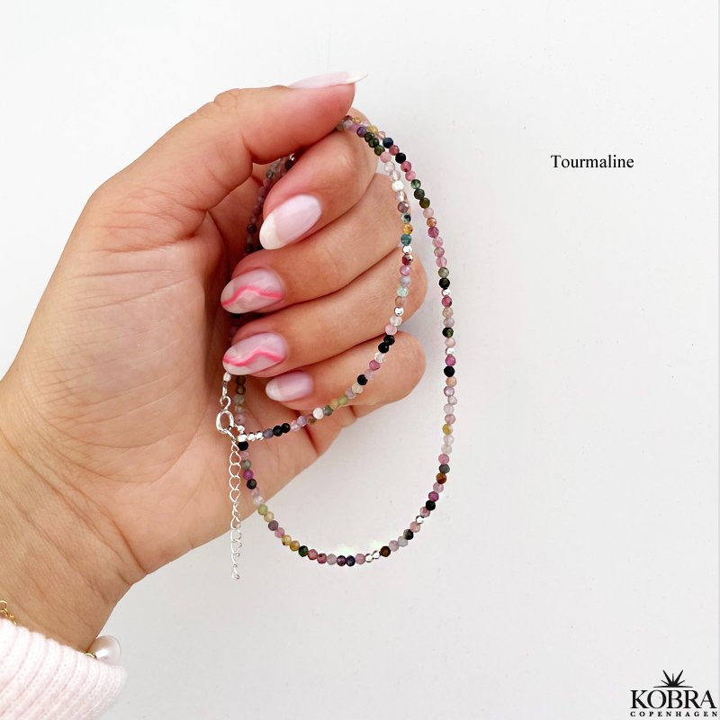 "Iceland" perlekjede med halvedelstener. Velg mellom Moonstone, Tourmaline, Howlite